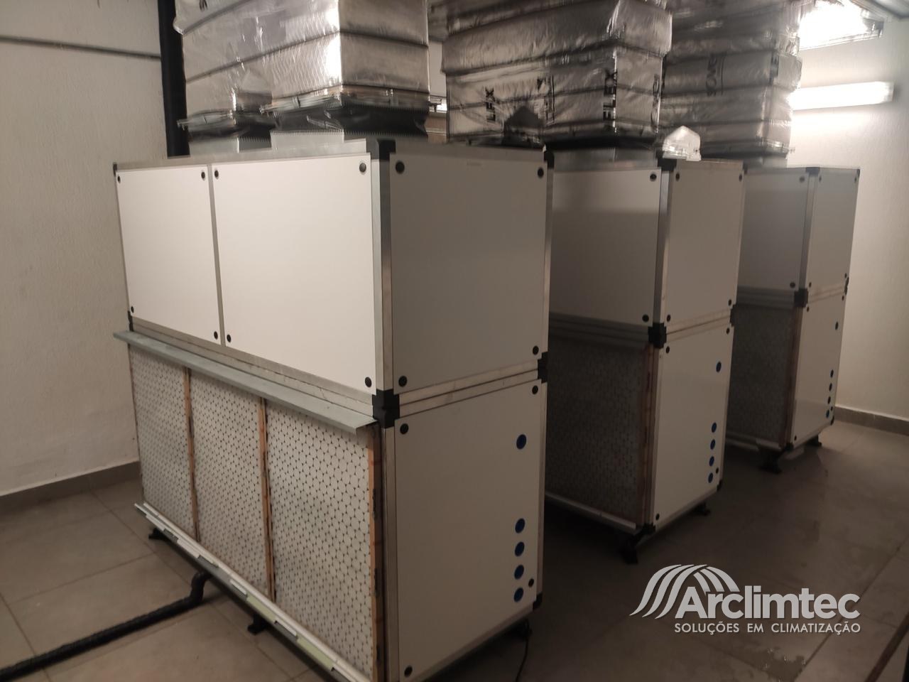 Fancoils de ar condicionado alinhados em casa de máquinas, obra da Arclimtec