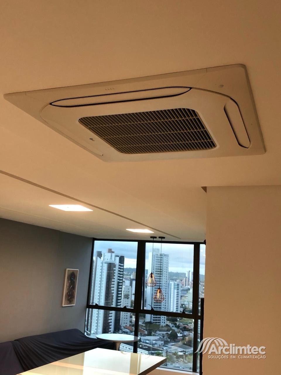 Ar condicionado cassete embutido no forro de um apartamento