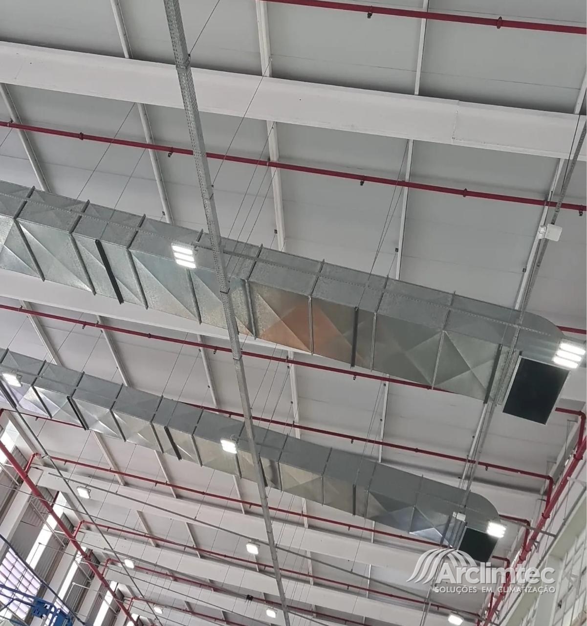 Rede de dutos de ar condicionado em galpão industrial da Ortobom, em Simões Filho (BA)