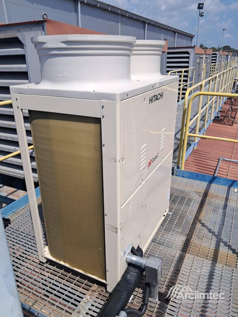 Unidade externa de sistema VRF de ar condicionado em passarela técnica de usina termelétrica em Maracanaú (CE)